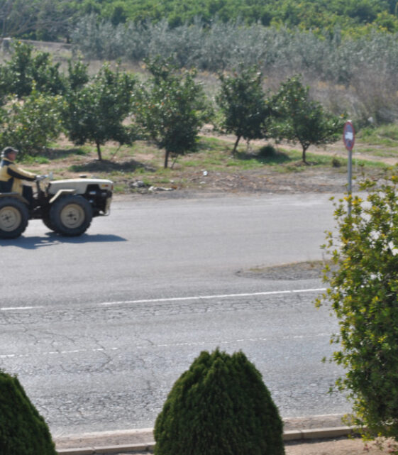 Fotografía de un tractor trabajando en un campo